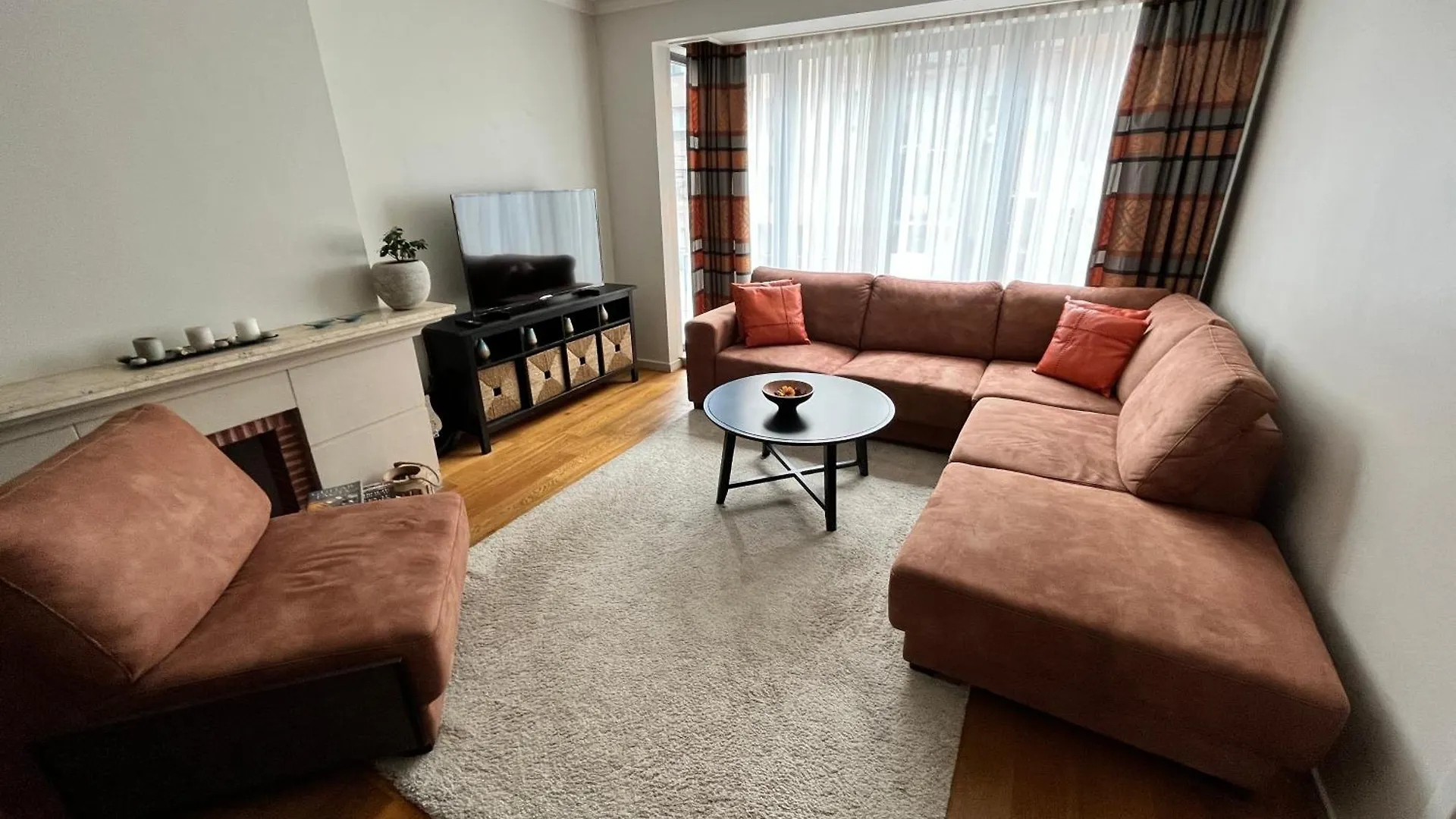 Spacious 2 Bedroom App In The Center With Balcony contacts